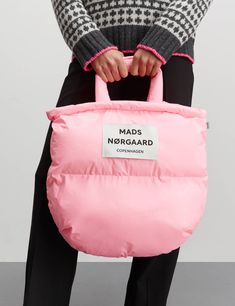 Vores shopper Recycle Pillow Bag er super rummelig med et puffy look. Den har hanke i to længder - to korte til brug som håndtaske og to lange til brug som skuldertaske. Tasken har en inderlomme og kan lukkes med en trykknap. Målene på tasken er: H x 38 cm x B x 47 cm Recycled Pillows, Puffy Bag, Mads Norgaard, She's A Rainbow, Skirt Inspiration, Pillow Bag, Long John, Scarf Belt, Tank Top Straps