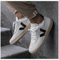 Veja Sneakers Outfit, Zapatillas Veja, Blundstone Men, Sneakers Outfit Men, Veja V 10, Veja Shoes, Sneaker Outfits, Sneaker Trend, Veja Sneakers