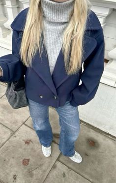 Trench Coat Stockholm Style, Sweedish Girls Style Winter, Blue Short Coat Outfit, Autumn Stockholm Style, Autumn Outfits Stockholm, Uni Outfits Autumn, Stockholm Style Winter Outfits, Stockholm Outfit Ideas, Winter Outfits Feminine