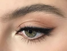 Faded neutral eyeshadow and liner Permanente Make-up, Eyeliner Tips, Mermaid Tears, Eyeliner Styles, Cat Eye Makeup, Best Eyeliner, Smink Inspiration, Hooded Eye Makeup