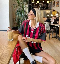 Football Tshirt Outfits For Women, Styling A Soccer Jersey, Soccer Jerseys Outfit Women, Sports Jersey Outfit Women Street Styles, Football Women Outfits, Oversized Soccer Jersey Outfit Women, Striped Jersey Outfit, Soccer Shirt Outfit Women, Football Tee Outfit