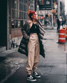 The Most Stylish Ways To Wear Puffer Jacket Outfit This Winter Puffer Jacket Outfit, Look Grunge, Rock Outfits, Rainy Day Outfit, Warm Jacket, Outfit Casual, Style Outfits, Casual Look