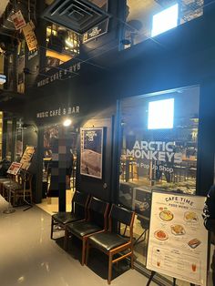 there are many chairs and tables in this restaurant that is open for people to eat