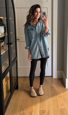 Shirt Dress Leggings Outfit, Cream Clogs Outfit, Spring Casual Outfits Women 2024, Casual Outfits With Mules, What To Wear With Clogs Outfits, Black Mules Outfit Fall, Clog Work Outfit, Mule Outfits Women Fall, Clogs With Leggings