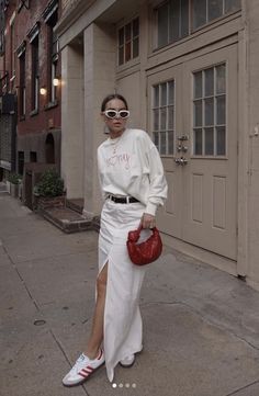 Cream Denim Maxi Skirt Outfit, Chic White Maxi Skirt By Zara, Streetstyle Summer 2024, Denim Maxi Skirt Street Style 2023, White Maxi Skirt Street Style, Zara White Maxi Skirt, Adidas Samba Outfit, Engagement Photo Outfits Fall, Samba Outfit