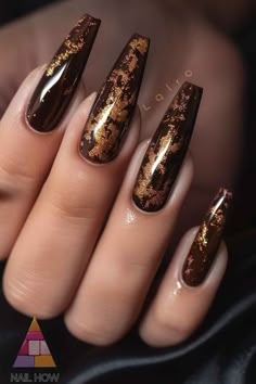 Styling brown nails for fall is easier than you think! One simple way is to incorporate different shades of brown, like pairing dark chocolate with a lighter beige. You can also experiment with textures, such as glossy or matte finishes. Adding subtle details, like gold foil or geometric shapes, can give your nails a modern twist. Whether you prefer short or long nails, brown shades complement all shapes and sizes. These versatile nails can be worn with anything from a casual outfit to an elegan Brown Acrylic Nails Almond Shape, White And Brown Fall Nails, Nails Acrylic For Brown Skin, Brown November Nails, Fall Nails With Foil Flakes, Fall Simple Nail Designs, Bold Fall Nails, Black Brown Nails, Goth Fall Nails