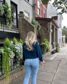 Sweater Jeans Outfit, Jeans And Sweater Outfit, Coffee Fall, Blue Jean Outfits, Outfit Street, Outfit Street Style, Mens Sweater, Sweater Outfit