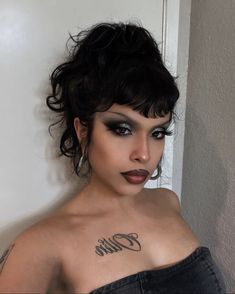 @hellaspicy_ on ig Smokey Alt Makeup, Dark Eye Looks, Alt Baddie Makeup, Romantic Goth Hair, Vampy Makeup For Black Women, Goth Latina Makeup, Pretty Goth Makeup, Edgy Hair Styles