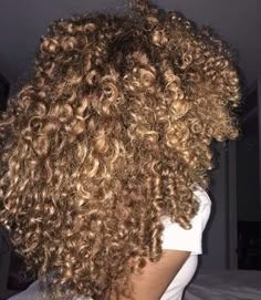 •Natural curly hair• 2019 Hairstyles, Dyed Curly Hair, Mixed Curly Hair, Honey Brown Hair, Brown Curly Hair, Natural Curly Hair, Blonde Curly Hair, Colored Curly Hair