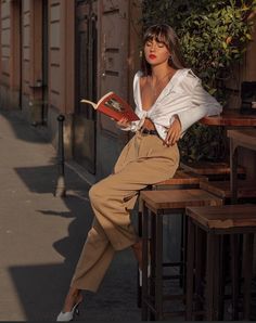 Fashion Shoot Outfits, Vintage Italy Fashion, Vintage Italian Aesthetic Fashion, Woman Instagram Photo, Vintage French Fashion Parisian Style, Vintage Photo Ideas Instagram, Summer French Fashion, Vintage Women Aesthetic, Aesthetic Photoshoot Ideas Outside