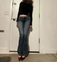 Pretty Outfits Jeans, Dark Flared Jeans Outfit, Hour Glass Figure Style, Pants With Heels Outfit, Pants And Heels Outfit, Black Shirt And Jeans Outfit, Outfit Ideas With Heels, Heels And Jeans Outfit, Jeans And Heels Outfit