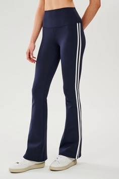 Front view of woman wearing dark blue high waist below ankle length legging with wide flared bottoms and white double side stripes on both legs. Paired with white shoes. Splits59 Flare Leggings, 90s Gym Outfit, Tennis Outfit Ideas, Ski Trip Outfits, Apres Ski Outfits, Gym Sets, Big Sweater, Job Clothes, Always Pray