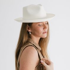 Gigi Pip panama straw for women - Lupe Short Brim Fedora White - a classic fedora crown with a short upturned brim Halo Style, Wearing A Hat, Find Color, Felt Hat, Travel Companion, Fashion Pictures, Hat Sizes, Leather Band, Panama Hat