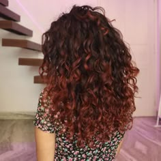 Mahogany Hair Color Curly, Brown Red Balayage Curly Hair, Red Curly Hair Balayage, Dark Red Balayage Curly Hair, Red Balayage On Curly Hair, Curly Mahogany Hair, Curly Hair Color Inspiration, Brownish Red Hair Curly, Cool Curly Hair Color