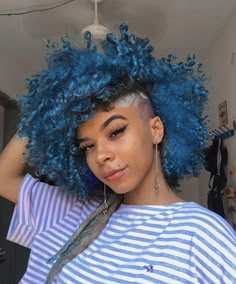 Afro Goth, Dyed Curly Hair, Dyed Hair Inspiration, Dyed Natural Hair, Punk Hair, Dope Hairstyles, Alternative Hair, Hair Crush, Dye My Hair