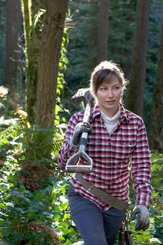 Construction Worker Outfit, Gardening Attire, Farmer Fashion, Gardening Clothes, Hoyt Arboretum, Cozy Garden, Fly Boots, Carhartt Overalls, Bubble Coat