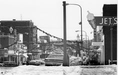 an old black and white photo of cars parked in front of jet's restaurant