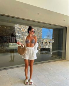 Cute casual, simple, easy outfit for day at the beach Day Time Holiday Outfits, Resort Holiday Outfits, Holiday Resort Outfits, Cute Hairstyles Casual, Summer Tropical Outfits, Pool Outfit Ideas, Beach Party Outfit Ideas, Sommar Outfit, Resort Outfit Ideas