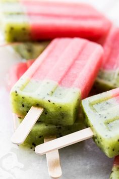 popsicles with kiwi, lime and poppy seeds are on top of each other