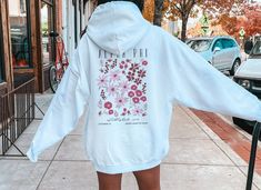 Alpha Phi Oversized Shirt Trendy Alpha Phi Hoodie APhi Flower Sweatshirt Alpha Phi sorority shirt Unisex Shirt, Unisex Crewneck Sweatshirt, Unisex Hoodie ► FIT UNISEX T-SHIRTS - Women typically wear one size down from their normal women's size or select your normal women's size for a little extra room to tie. TIE DYE/MINERAL WASH - Unisex shirts, but shrink a little in the dye process. Normal women's size should have some room FLEECE - Women typically wear their normal women's size. Size up for oversized, size down for sweater fit ► CARE Gentle cycle in cold, hang to dry. Avoid extreme heat. Iron inside out on low. ► TREATMENTS Some treatments and colors will vary from garment to garment, and vary slightly from our product images. Slight variations are very common. Shirts that are sublimat Alpha Phi Sorority Shirts, Panhellenic Shirts, Alpha Omega Epsilon, Alpha Alpha, Alpha Epsilon Phi, Theta Phi Alpha, Sorority Shirt, Alpha Omega, Flower Sweatshirt