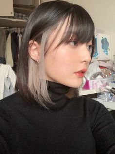 佳乃 on Twitter: "マニパニのショッキングブルーとヴァージンスノウ混ぜて染めたら白髪になった… " Two Color Hair, Skunk Hair, Hairstyles School, Teenage Hairstyles, Hair Color Underneath, Hair Color Streaks, Hair Streaks, Hair Color Purple, Short Hair Color