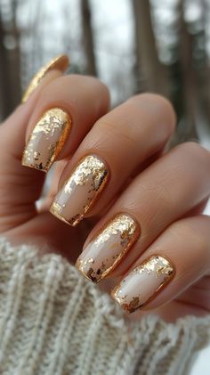 Spring Nails Gold Foil Nails Designs, How To Gold Foil Nails, Nails Acrylic Gold And White, Boho Nail Design, Nail Art Gold Foil, Yellow And Gold Nails Design, Golden Foil Nails, French Tips With Gold Line, Nail Art Feuille D'or