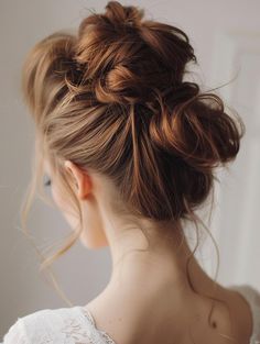 Fresh Messy Bun Styles for Medium Hair 2024 Updo Hairstyles Ponytail, Bun Ideas For Medium Hair, Half Up Half Down Easy, Summer Updos, Messy Side Bun, Bun Ideas