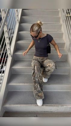 Camo Pants Outfit With Boots, Cute And Simple Fall Outfits, Dispensary Outfits, Fall Day Drinking Outfit, Fashion Inspo 2024, Over Tshirt Outfit, Cute Inspo Outfits, Levi Pants Outfit, Canvas Pants Outfit