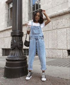 Salopette Outfit, All Star Outfit, Looks Com All Star, Style Salopette, Overall Outfit, Mode Boho, Elegante Casual, Causual Outfits, Moda Vintage