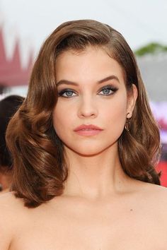 Barbara Palvin Medium Curls - Barbara Palvin gave off vintage-glam vibes with her shoulder-length curls at the 2019 Venice Film Festival opening ceremony. Shoulder Length Curls, Hollywood Curls, Vintage Curls, Palvin Barbara, Red Carpet Hair, Medium Curls, Guest Hair, Hollywood Hair, How To Curl Short Hair