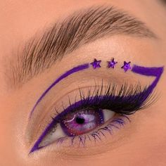 Cute Graphic Liner Ideas, Purple Graphic Liner Makeup, Funky Eyeliner Looks, Graffiti Eyeliner, Graphic Liner Hooded Eyes, Graphic Eyeliner For Hooded Eyes, Colorful Eyeliner Ideas, Easy Graphic Eyeliner