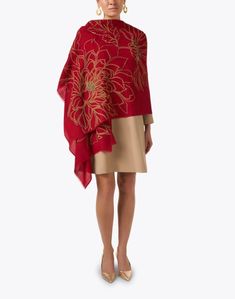 Janavi, a leading brand in unique and refined accessories, adds a stylish addition to its iconic collection. This scarf, cut from 100% wool, features a golden embroidered motif, offering a noteworthy artisanal look. Wrap this scarf around a light colored sheath dress for a feminine date night ensemble.