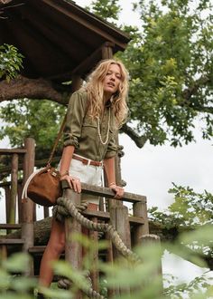 Philippines Travel Outfit, Safari Outfit Women Africa Chic, Jungle Vacation Outfits, Women Safari Outfit, Jungle Outfit Ideas, African Safari Outfit Women, Tropical Hiking Outfit, Archeologist Aesthetic Outfit