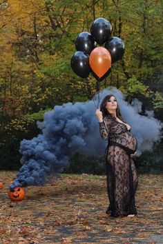 Maternity Shoot Fall, Pregnant Photo Shoot, Fall Maternity Shoot, Fall Maternity Pictures, Fall Maternity Photos, Halloween Gender Reveal, Pregnant Photo, Pregnancy Pics, Maternity Photo Outfits