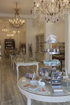 a room filled with lots of tables and chandeliers