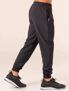 Model is 175cm tall. He usually wears a size M and is wearing a size M. His waist measures 74cm and his hips measure 93cm.
  Regular fit Pockets Adjustable waistband with drawcord Woven Ryderwear label Made from a lightweight stretch polyester fabric for freedom of movement Inner leg seam: 71cm  Main: 88% Polyester/12% Spandex
Recommended for training. Casual Workout Pants, Sportswear Training Bottoms With Pockets, Functional Full-length Stretch Bottoms, Sportswear Pants With Elastic Waistband For Workout, Loosely Fitted Sports Joggers With Pockets, Functional Training Bottoms With Pockets, Moisture-wicking Full Length Athleisure Pants, Functional Mid-rise Training Pants, Athleisure Pants With Elastic Waistband For Gym