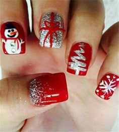 From candy-cane stripes to snowmen, unique winter motifs are a creative way to bling out your nails for the holidays. Try these wildly fun designs and add extra pizzazz to your outfit! Nails Xmas, Square Nail Designs, Holiday Nail Art, Super Nails