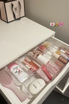 Self Care Drawer Organization, Drawer Skincare Organization, Self Care Drawer, Cute Vanity Organization Ideas, Organisation Ideas Makeup, Vanity Drawers Ideas, Vanity Aesthetic Organization, Organized Vanity Drawers, Vanity Skincare Organization