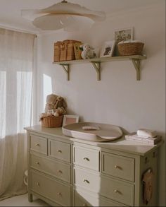 Groene commode in babykamer Nursery Room Ideas Neutral, Black Crib Nursery, Woodland Theme Bedroom, Black Crib, Nursery Baby Boy, Girls Room Wallpaper, Baby Boy Bedroom, Kids Deco