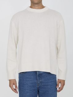 Long-sleeved crewneck Kristian sweater in cream-colored cashmere. Ribbed collar, cuffs and hem. Relaxed fit. Size nationality: EUComposition: 100% Cashmere Lisa Yang, Herno Jacket, New Bottega, Cashmere Color, Italian Outfits, Golden Goose Deluxe Brand, Perfect Wardrobe, Beige Sweater, Short Shirts