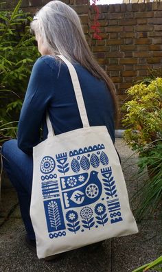 fran wood design Scandinavian Bird, Buku Diy, Canvas Bag Design, Diy Tote, Bag Pins, Painted Bags, Fabric Stamping, Diy Tote Bag, Screen Printing Designs