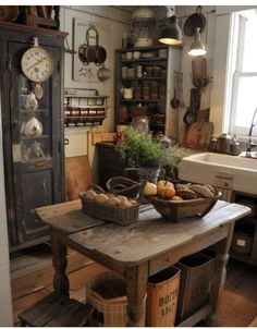 Rustic Farmhouse Ideas, Cottage Room, Freestanding Kitchen, Cabin Kitchens, Cottage Kitchens, Farmhouse Ideas, Primitive Kitchen, Farmhouse Interior, Kitchen Redo