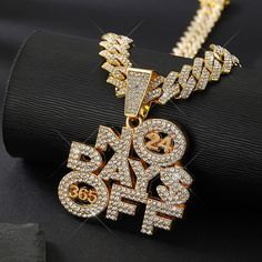 Zeigen Sie Ihren Stil mit diesem auffälligen Diamantanhänger „NO PAYS OFF“. Die schimmernde kubanische Kette und der luxuriöse Diamant setzen ein gewagtes Statement und sorgen dafür, dass Sie immer aus der Masse hervorstechen. Gehen Sie das Risiko ein und treten Sie ins Rampenlicht!

 Spezifikationen 







Metallart: Strasssteine








 Stil: Hiphop/Rock






 Überzug: Überzogen


 Kommt mit 20 Zoll kubanische Kette





 Warum bei VVS Jewelry einkaufen?

 Wir lieben Hip-Hop genauso wie Si Hip Hop Jewelry Women, Vvs Jewelry, No Days Off, Letter Model, Take The Risk, Rock Necklace, Bling Necklace, Sleep Tracker, Chains Necklaces