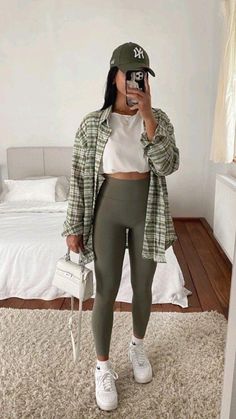 Outfits Leggins, Modele Fitness, Look Legging, Chique Outfits, Legging Outfits, Green Leggings, Causual Outfits, Outfits With Hats