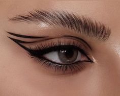 Trendy Eyeliner Looks, Black Graphic Liner Looks, Black Eyeliner Looks Creative, Graphic Eyeliner Ideas For Hooded Eyes, Black Eyeliner Looks Edgy, Bold Eyeliner Looks, Graphic Eyeliner For Hooded Eyes, Graffic Liner Black, Cool Eyeliner Looks