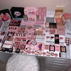 Kylie Cosmetics Products, Maquillage Kylie Jenner, Kylie Collection, Mac Velvet Teddy, Trajes Kylie Jenner