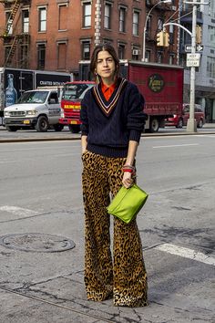 Leandra Medine - calça de oncinha e tricot gola v - básicos - inverno - street style Mode Hippie, Winter Chic, Belt Style, Looks Street Style, Estilo Chic, Street Style Inspiration, Personal Brand