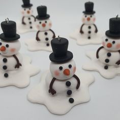 small snowmen with hats and scarves on their heads are arranged in a circle