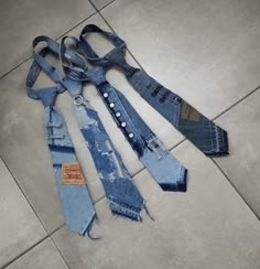 Denim Rework Ideas, Remake Clothes Refashioning Ideas, Emo Sewing Projects, Jean Scraps Diy Projects, Denim Design Ideas, Clothes Rework, Upcycle Clothes Jeans, Diy With Jeans, Upcycled Fashion Diy Inspiration