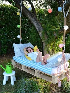 DIY Outdoor Hanging Bed for Kids Outdoor Hanging Bed, Mommo Design, Swing Bed, Diy Projektit, Hanging Bed, Pallet Outdoor, Pallet Garden, Diy Projects For Kids, Bed Swing